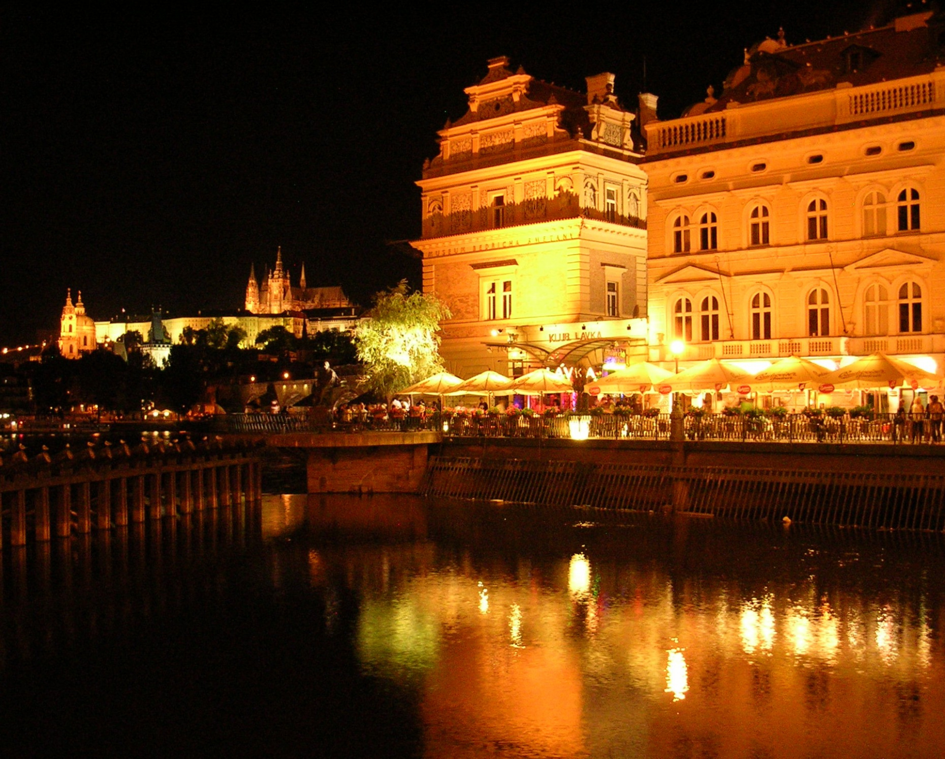 <font size="+2" color=" #FFD733" <b=""> <b></b>Jedinečné místo v srdci Prahy.<br>Unique place in the heart of Prague. <br></font><b><br <="" span=""></b><br><b></b>